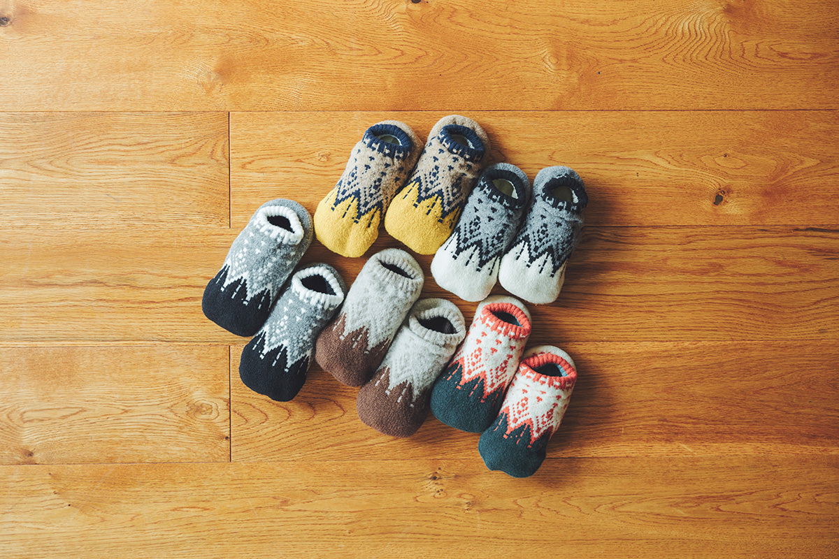Warm room shoes infused with chamomile and capsaicin extracts