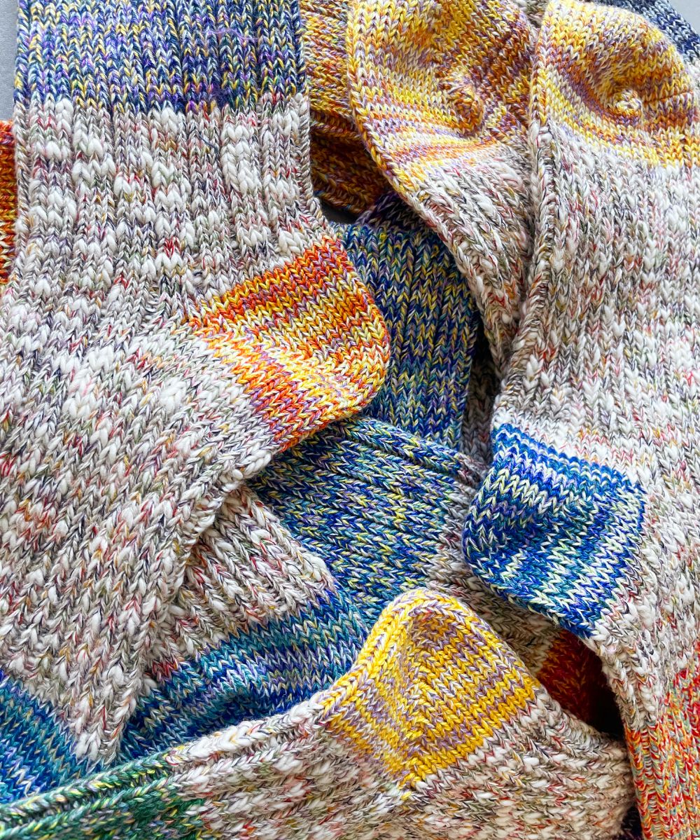 TM52W-213【 たくさんの色を使った切り替え麻の靴下 】