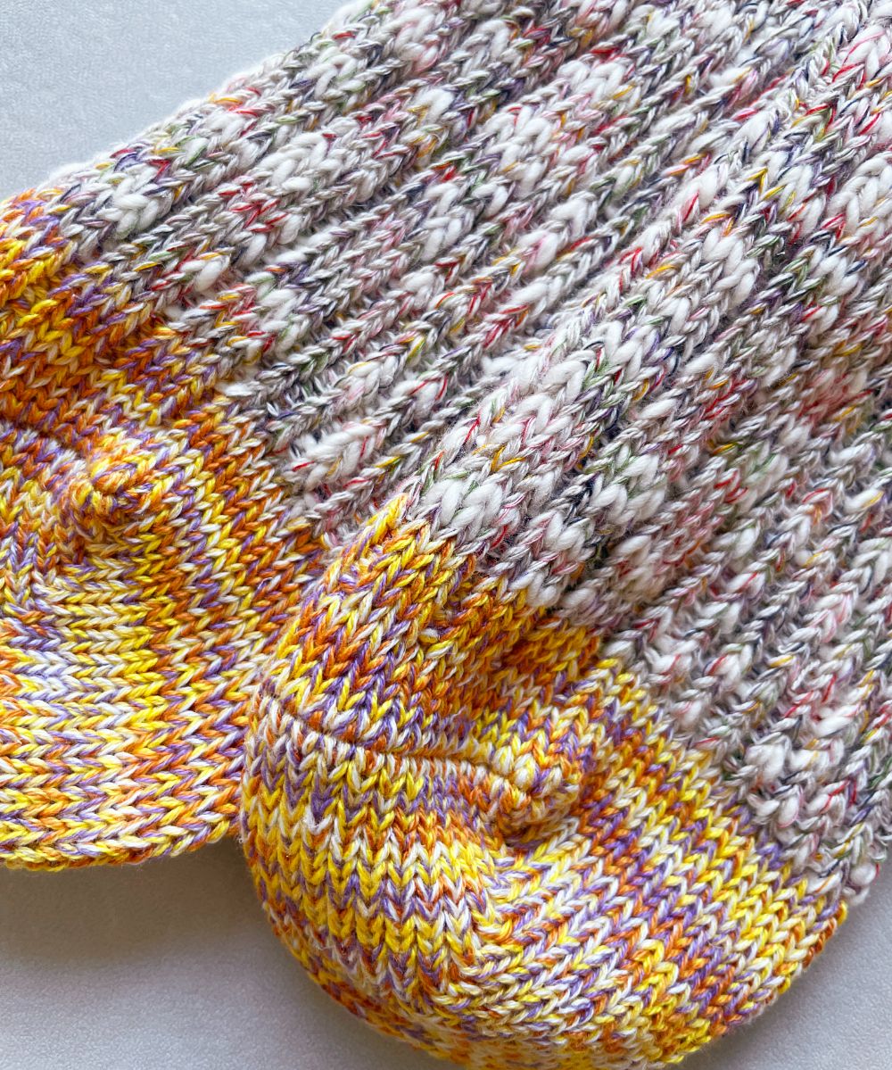 TM52W-213【 たくさんの色を使った切り替え麻の靴下 】