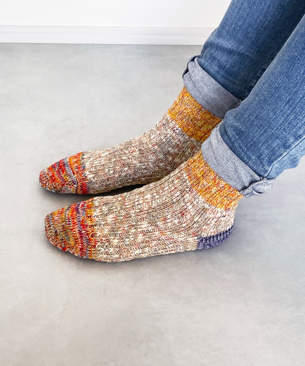 TM52W-213【 たくさんの色を使った切り替え麻の靴下 】