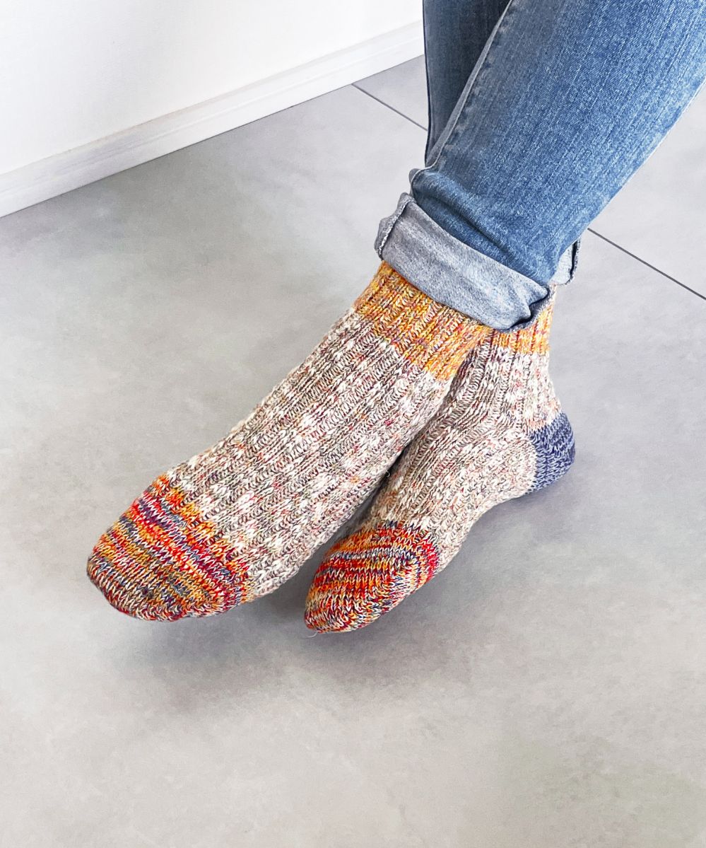 TM52W-213【 たくさんの色を使った切り替え麻の靴下 】