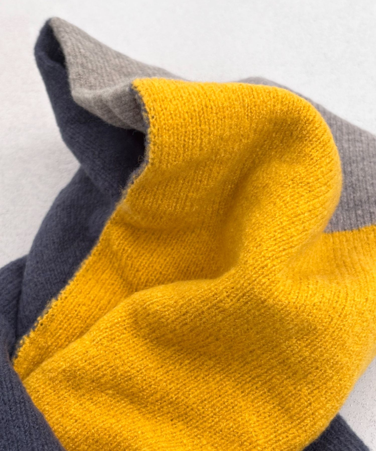 香川産マルチカラーのカプサイシンショートマフラー